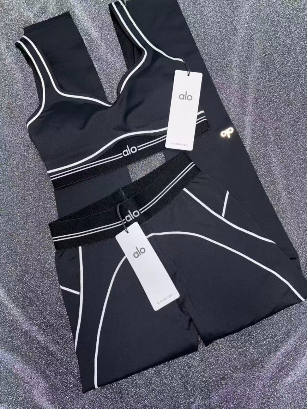 NWT ALO Yoga Airbrush Heart Throb Bra Legging Set Black White - Picture 3 of 9
